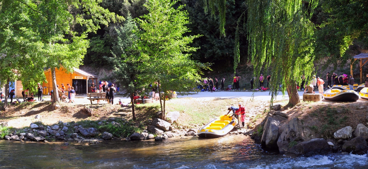 Photo de la base de loisirs sud rafting dans l'Aude rivière des Pyrénées