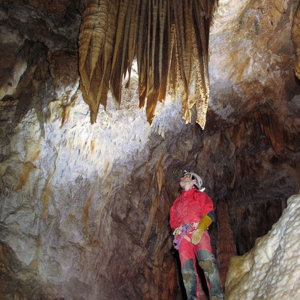 Vue des stalagmites pendant la speleologie dans la grotte de l'aguzou