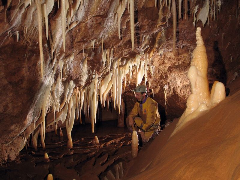 Spéléologie dans la grotte de l'aguzou au milieu des stalactite et des stalagmites