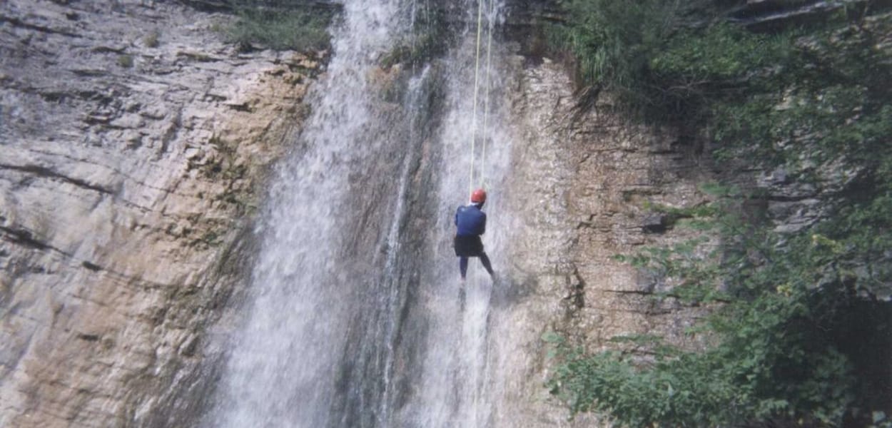 descente en rappel d'une cascade pendant canyoning dans l'Aude dans le pyrennées