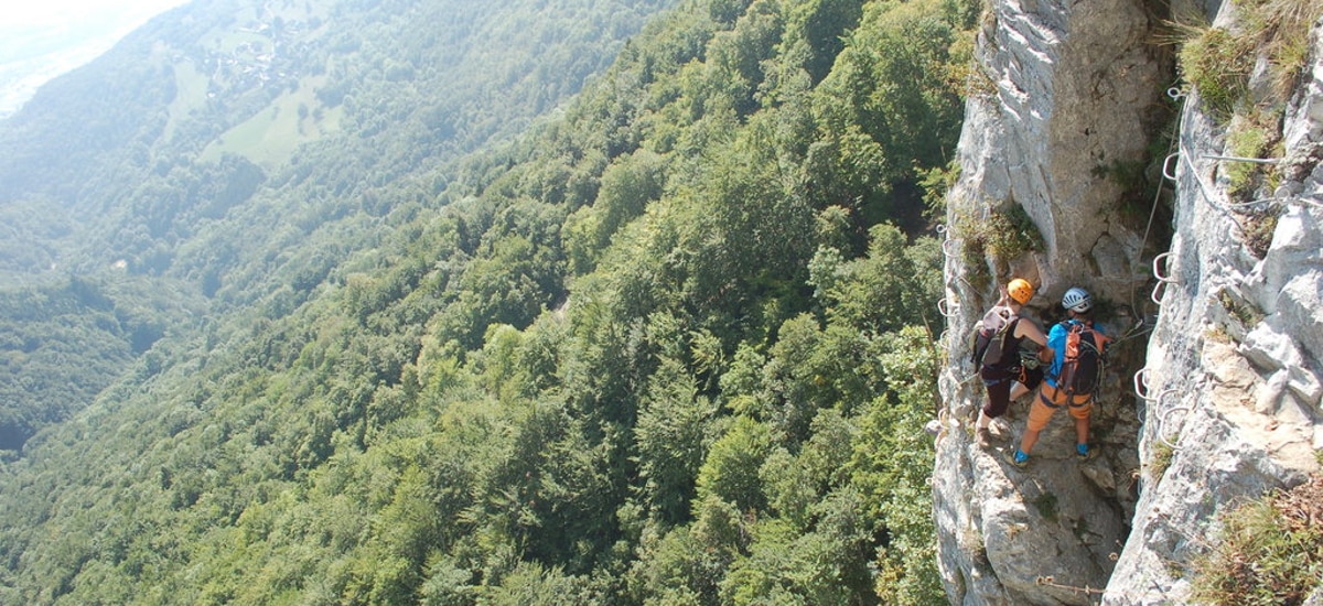Vue surplombant une via corda dans la vallée de l'Aude dans les Pyrénées