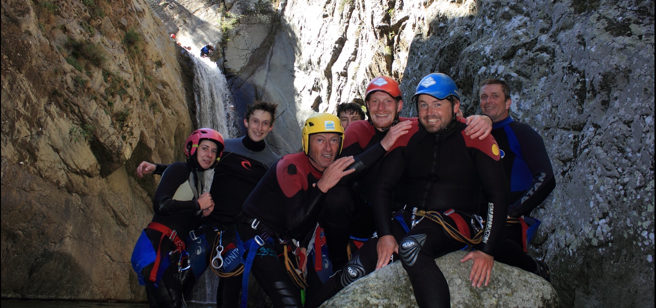 Groupe d'amis faisant une séance de canyoning dans l'Aude