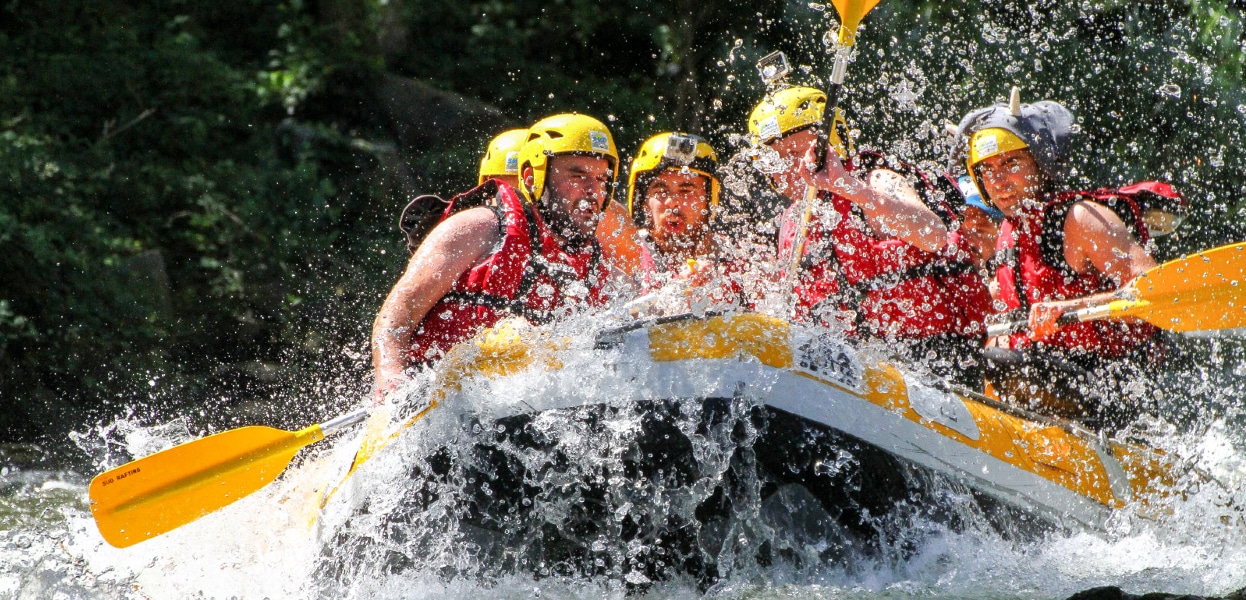 photo d'un groupe d'amis en rafting sur l'Aude dans les Pyrénées