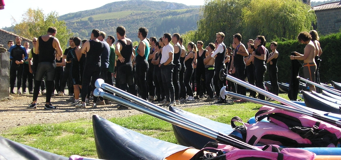 groupe de personnes avant une activité lors d'un séminaire dans l'Aude près de Toulouse